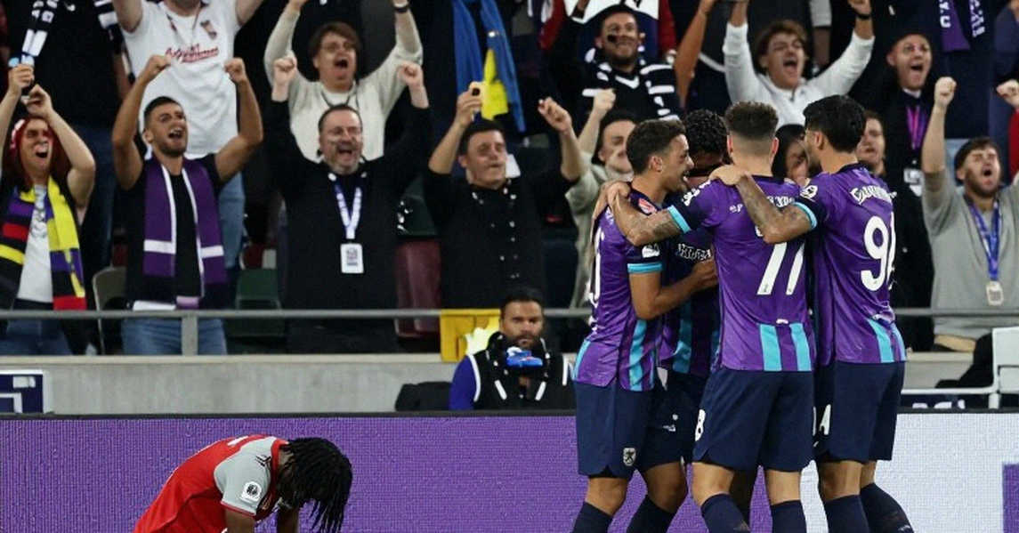 Derby Manchester Và Cú Lừa Của Bốn Điểm: Khi VAR Trở Thành Vật Tế Thần Cho Một Vấn Đề Lớn Hơn Derby Manchester Và Cú Lừa Của Bốn Điểm: Khi VAR Trở Thành Vật Tế Thần Cho Một Vấn Đề Lớn Hơn